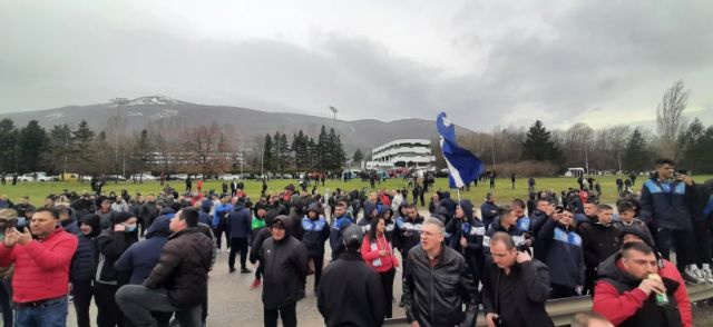  Протестиращи хвърляха яйца и багра в Бояна, почитателите блокираха околовръстния път 
