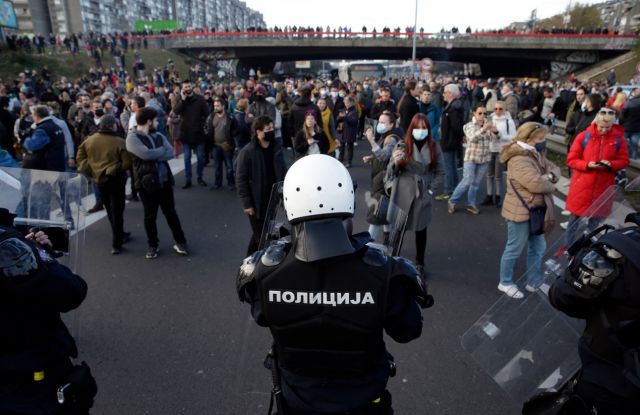  Многохиляден протест при съседите 