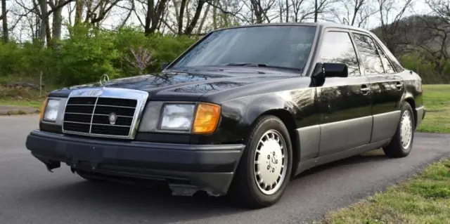 Този Mercedes W124 с пробег 1.6 милиона километра си търси нов собственик