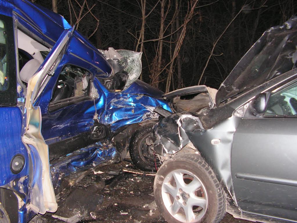 Два автомобила се удариха челно (Снимки)