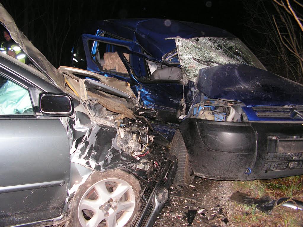 Два автомобила се удариха челно (Снимки)