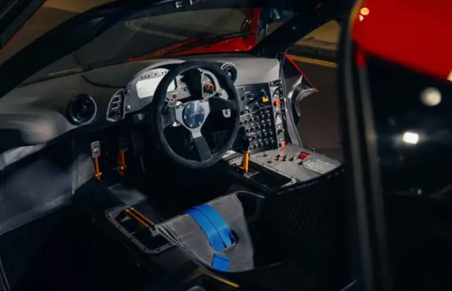 Два пъти катастрофиралият McLaren F1 GTR на барабаниста на Pink Floyd стана най-скъпият британски автомобил