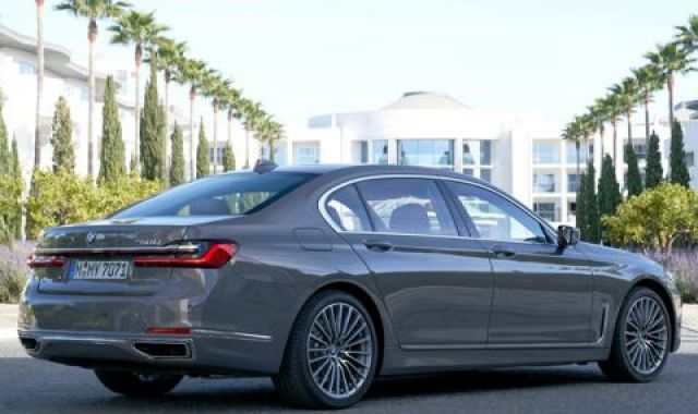 BMW най-после може да представи М7