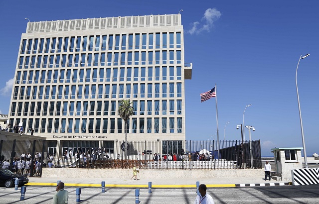 САЩ изтеглят спешно дипломати от Куба