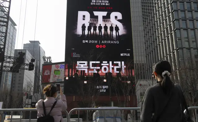 K-pop групата BTS издаде нов албум преди голямото си завръщане на сцената