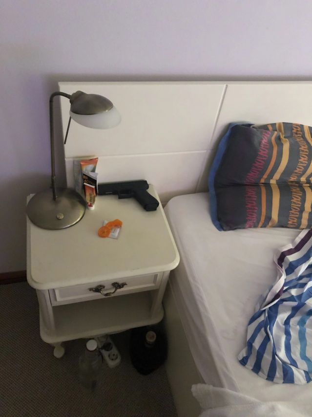  Нови СНИМКИ от спалнята на Бойко Борисов 