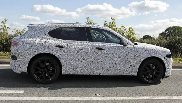 Първи взор към електрическия кросоувър на Bentley