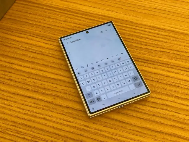 Запознаваме ви първи с новите сгъваеми смартфони на Samsung. Ето и колко струват у нас