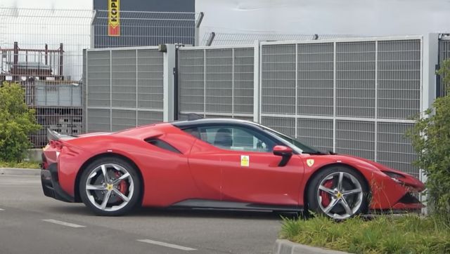 Какво прави Ferrari SF90 в завода на Lamborghini? (ВИДЕО)