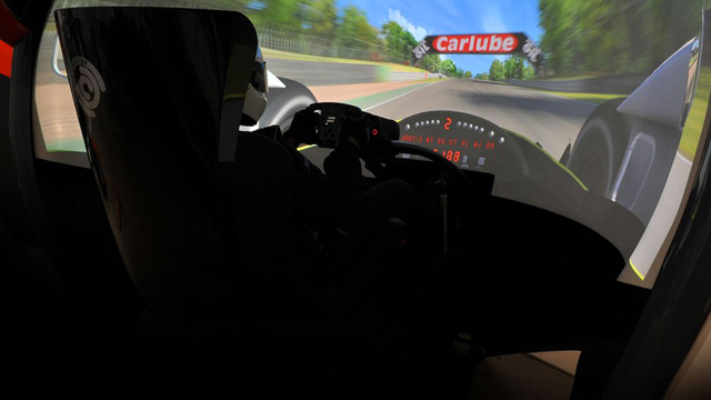 Свръхреалистичен състезателен симулатор