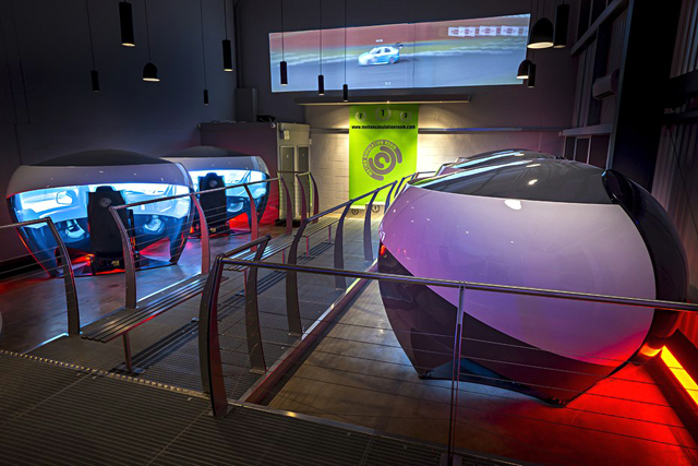 Свръхреалистичен състезателен симулатор