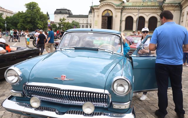 Десетки се събраха на ретро парад на коли от 30-те години и соца (СНИМКИ)