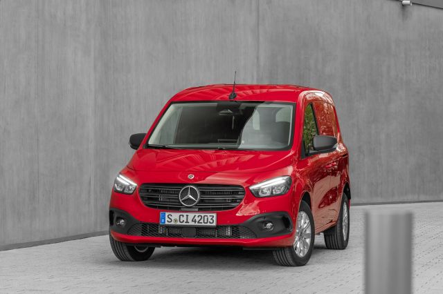 Mercedes представи обновената "баничарка" Citan
