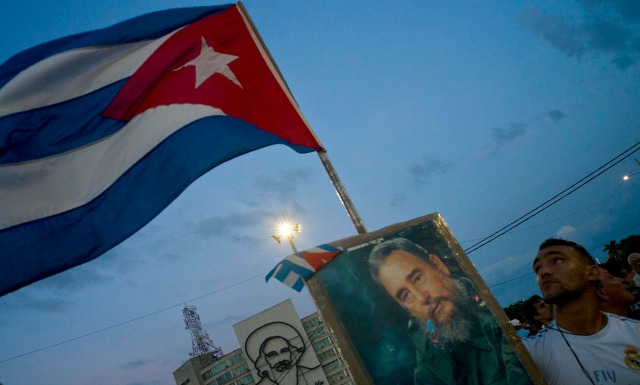 Прахът на Кастро пътува из Куба (СНИМКИ)
