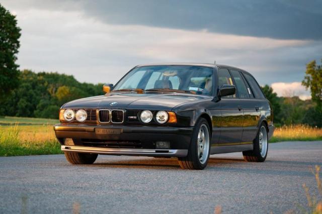 Продава се идеалното комби от 90-те - BMW M5 (E34) на 385 000 км