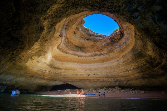 Мистичната пещера Бенагил в Португалия крие удивителен плаж