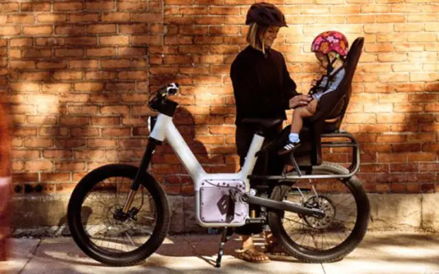 Странен електрически велосипед от Rivian