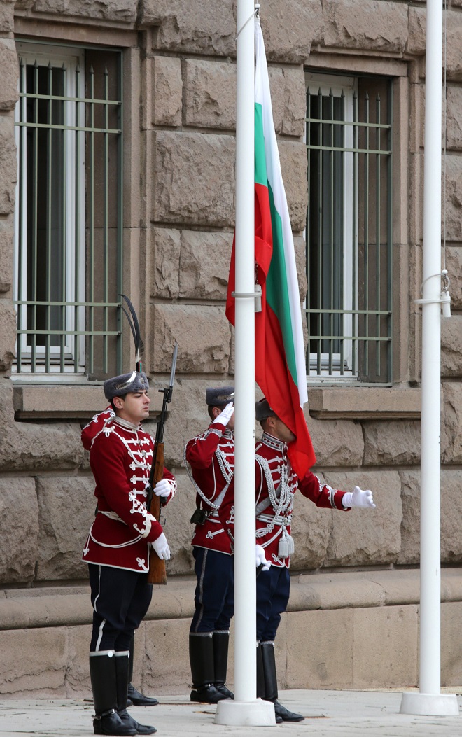 Издигнаха българското знаме пред президентството (Снимки)