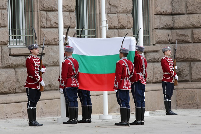 Издигнаха българското знаме пред президентството (Снимки)