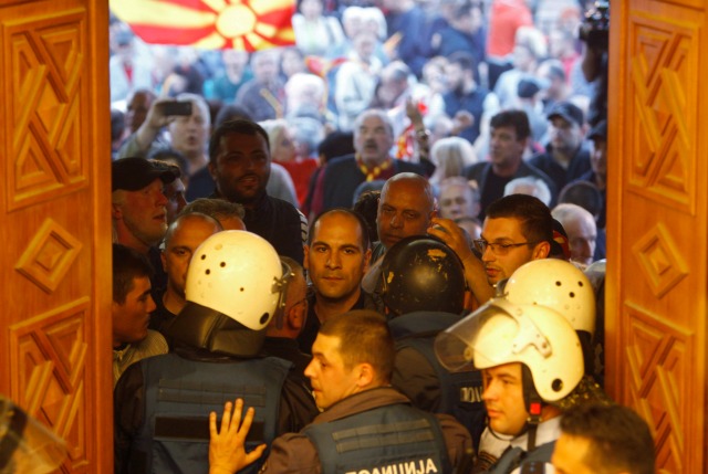 Бомби, кръв и извънредно положение в Скопие (ВИДЕО+СНИМКИ)
