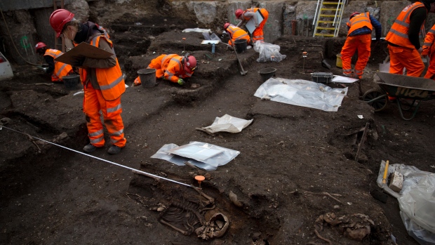 Почти 280 тела, открити под трамвайна линия в Манчестър