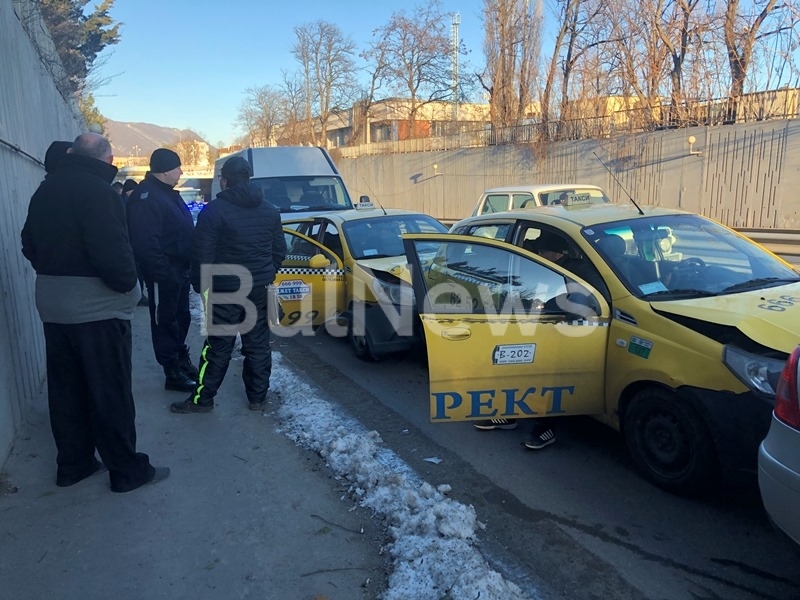 Заслепен от слънцето шофьор насмете три коли във Враца