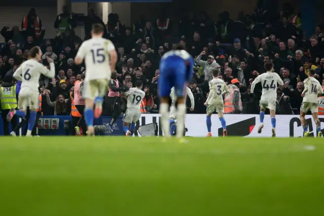 Лийдс и Илия Груев взеха точка от Челси, макар че губеха с 0:2 на " Стамфорд Бридж " 