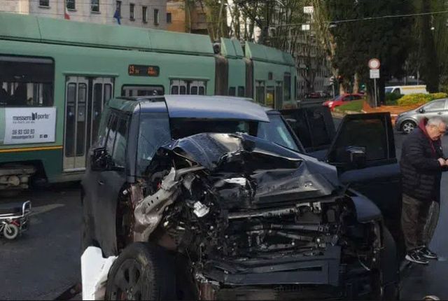 Звезда на Лацио претърпя автомобилна катастрофа с трамвай (ВИДЕО)