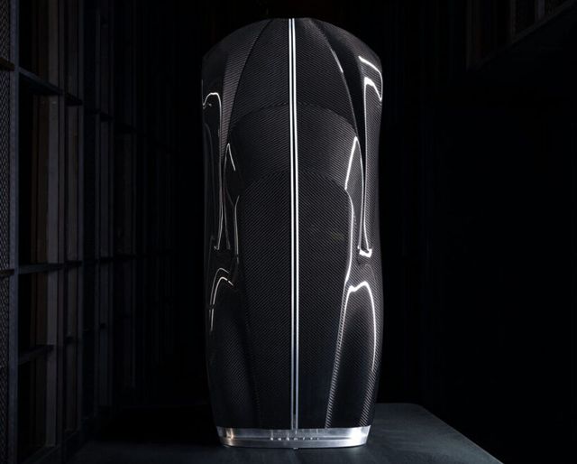  Bugatti сподели супер шампанско в карбонова бутилка 