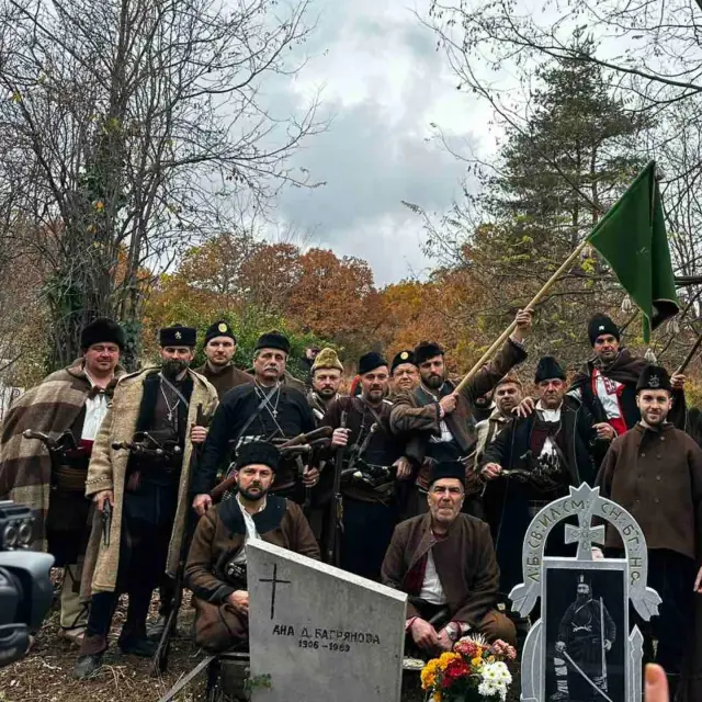 Членове на клуб „Традиция“ поставиха паметна плоча на гроба на поп Груйо Бански, заклинателя на Оборищенци 