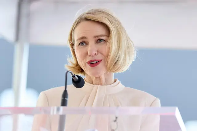 Актрисата Наоми Уотс получи звезда на Алеята на славата в Холивуд (СНИМКИ)