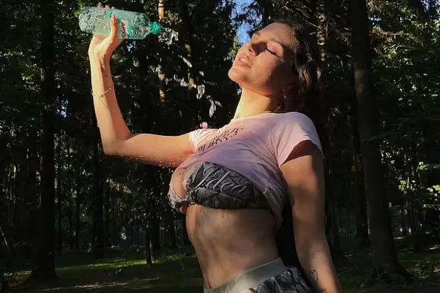  Внучката на артиста Михаил Боярски притегли вниманието - охлади обилен бюст с бутилка вода (СНИМКА) 