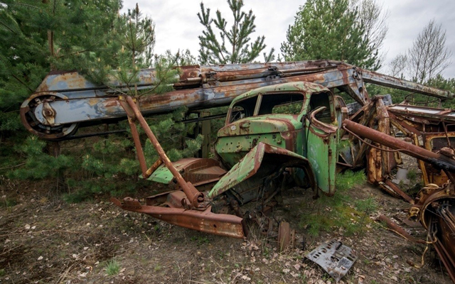 Фото разказ за колите, изоставени в Чернобил