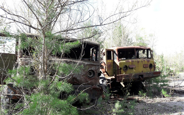 Фото разказ за колите, изоставени в Чернобил