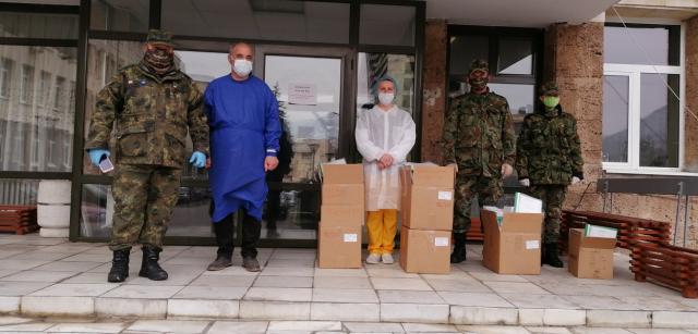 Военни дариха защитни средства на медиците в Смолян