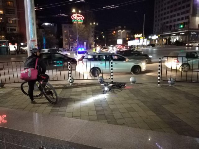 Блъснаха колоездач в центъра на София (СНИМКИ)