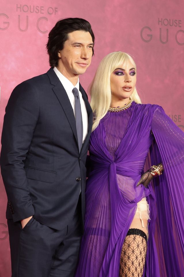 Лейди Гага показа спираща дъха визия на червения килим (СНИМКИ)