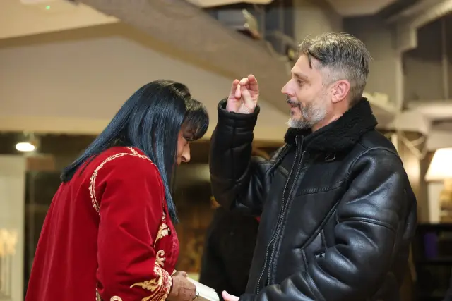  Премиерата на „ Цвете от патрони “ препълни „ Перото “ в НДК (ВИДЕО) 