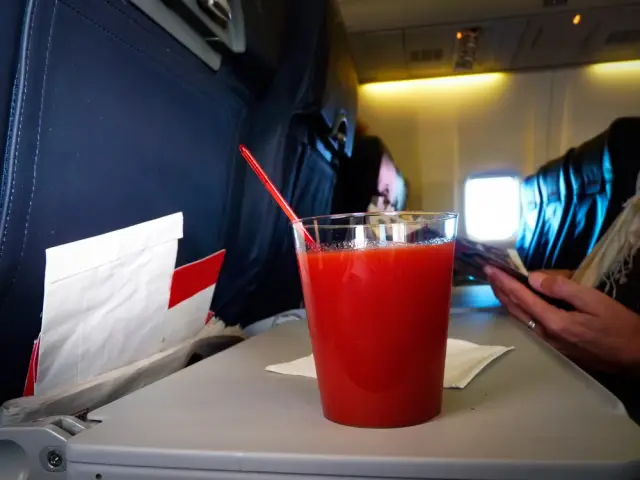 Стюардеса уточни напитката, която би трябвало да заобикаляме по време на полет