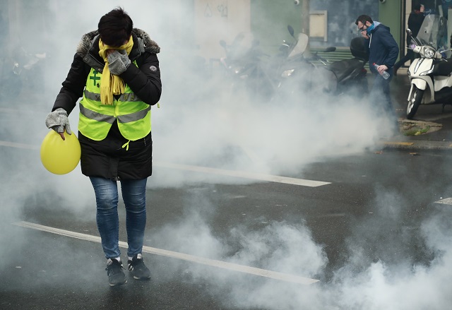 Сълзотворен газ и палки в Париж (СНИМКИ)