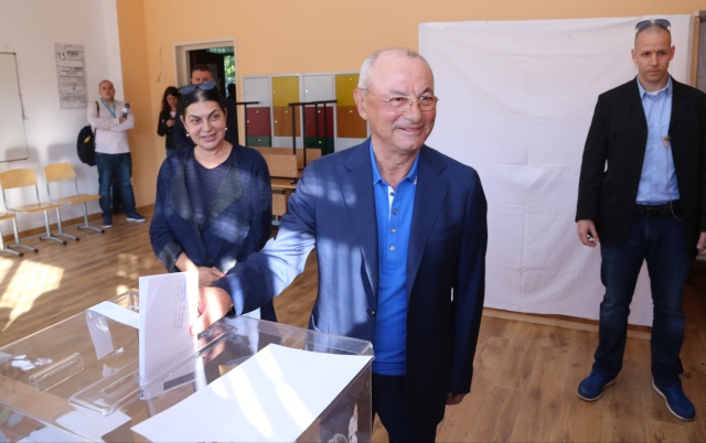 Ахмед Доган гласува, съпроводен от НСО (СНИМКИ)