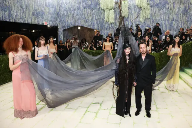 "Модата е изкуство": Met Gala 2026 събра погледите с блясък, голота и екстравагантни костюми (СНИМКИ)