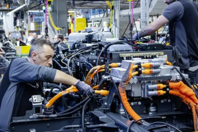 Новата ера при камионите Mercedes продължава