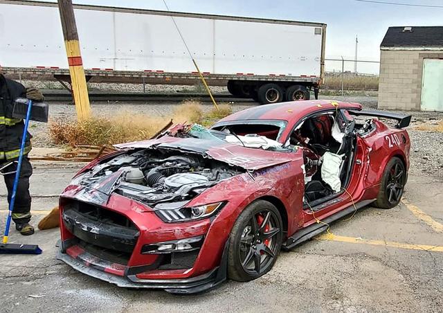  Пожарникари накълцаха най-мощния Mustang за подготовка 