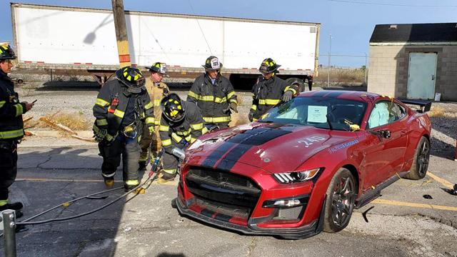 Пожарникари накълцаха най-мощния Mustang за тренировка