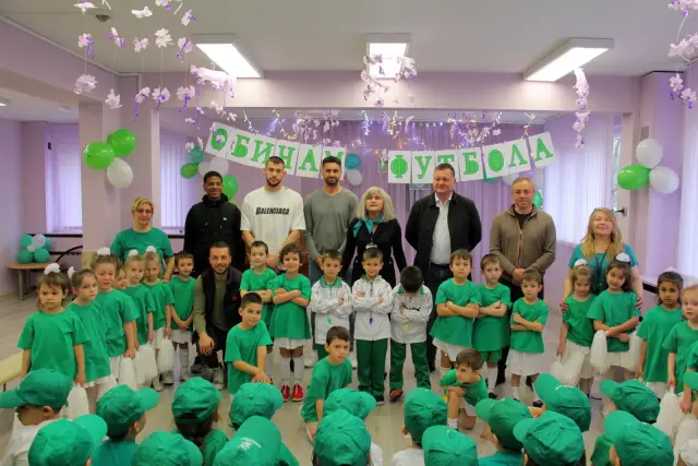 Футболисти зарадваха малчугани от детска градина във Варна (СНИМКИ)