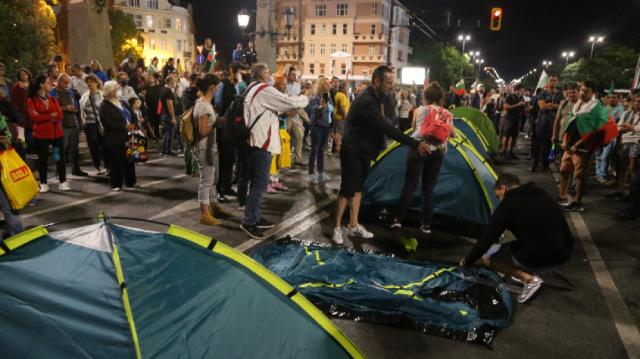 Протестиращите се върнаха на Орлов мост, палатковите лагери са възобновени (ОБНОВЕНА)