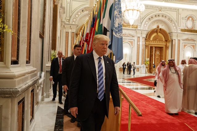 Тръмп в Рияд: Войната срещу тероризма е битка между доброто и злото (СНИМКИ)