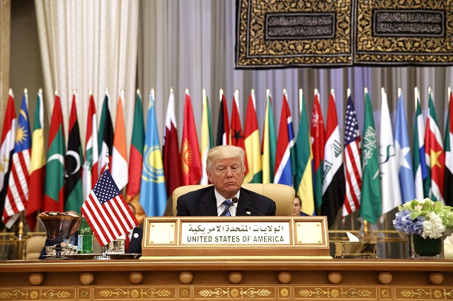 Тръмп в Рияд: Войната срещу тероризма е битка между доброто и злото (СНИМКИ)