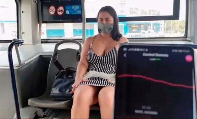 Порнозвезда се отдаде на разврат в автобус, но... (СНИМКИ)